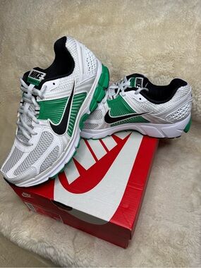 New in box- Nike Women’s Zoom Vomero 5 size 9.5